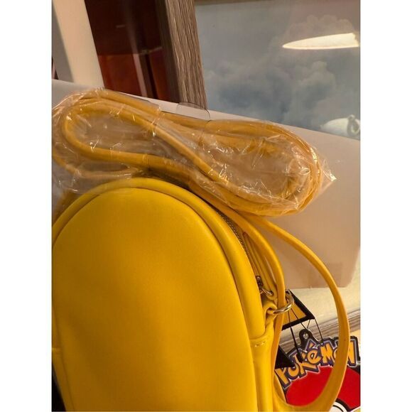 Danielle Nicole Think Geek Pikachu Pokémon Crossbody Bag NWT - Picture 3 of 5